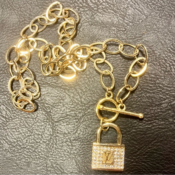 Chic and modern Louis Vuitton rhinestone lock charm on GP gold chain necklace - Picture 4 of 5